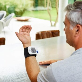 omron rs4 wrist blood pressure monitor 1 1000x1000 1